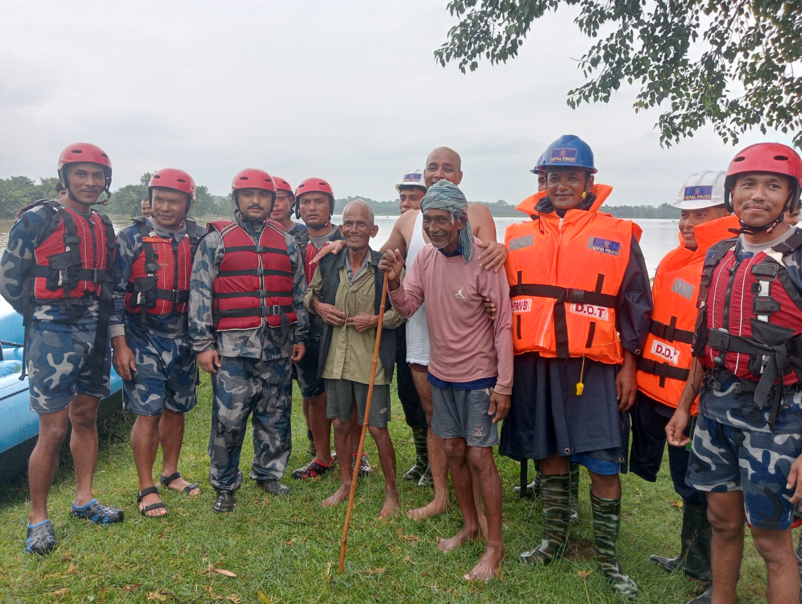 गुलरिया स्थित बबई नदीमा फसेका दुई जनाको सकुशल उद्दार