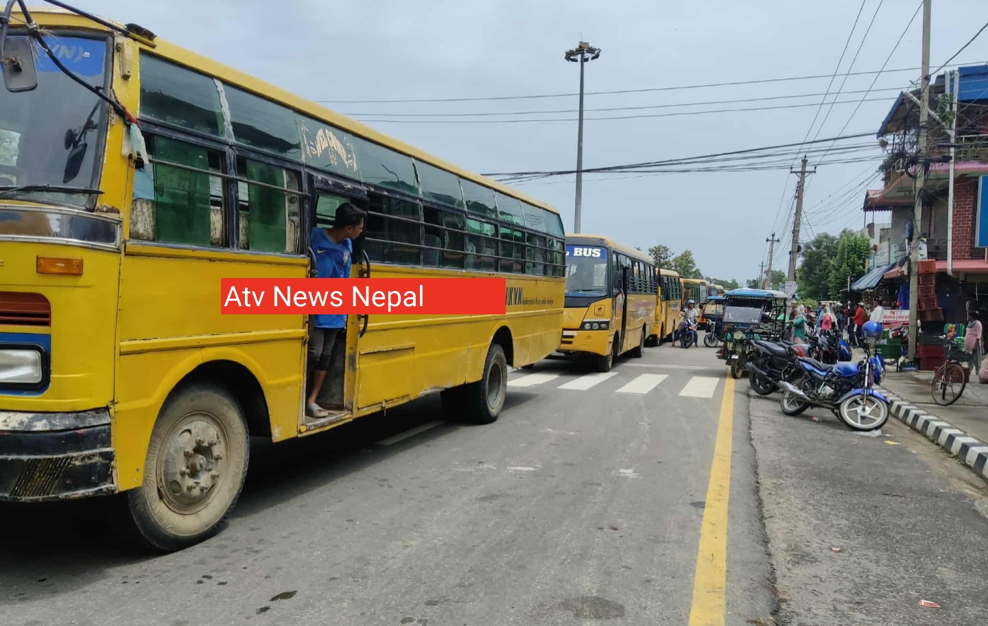 शिक्षा विधेयकको विरोध गर्दै बर्दियामा  विधालयको बसमा कालो झन्डा लागएर प्रदर्शन