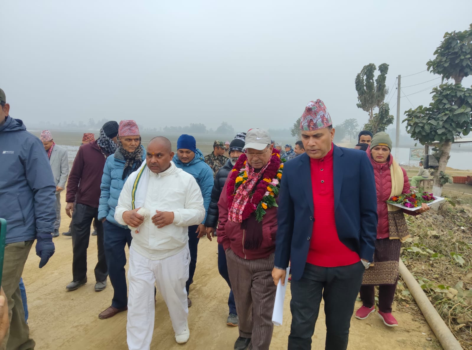 समस्या बुझे पहल गर्छु नेपाल सरकारका कृषि तथा पशुपक्षी विकाश मन्त्री डा. मदन प्रसाद परियार