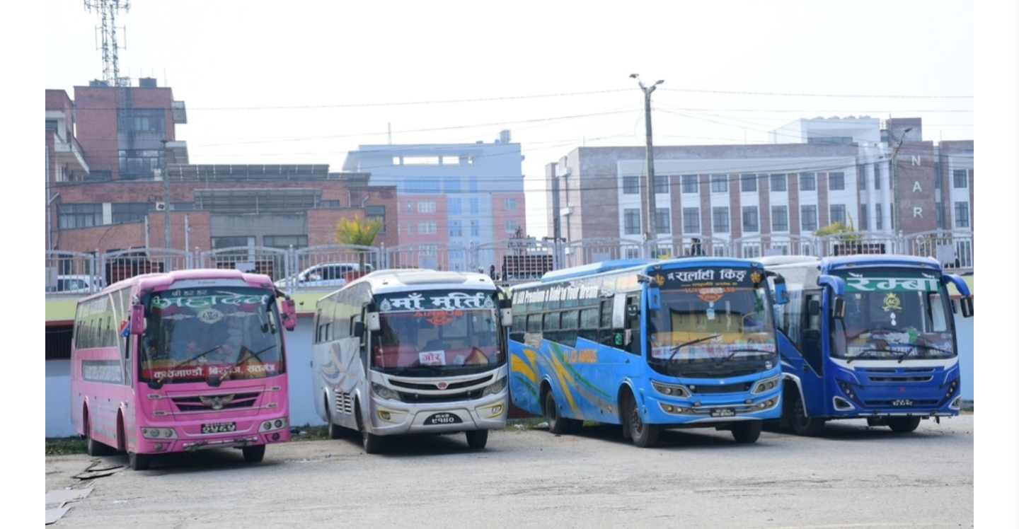 ट्राफिक प्रहरीको ‘एक्सन’ जथाभावी पार्किङ गर्ने १५ रात्रीकालीन बस फन्दामा