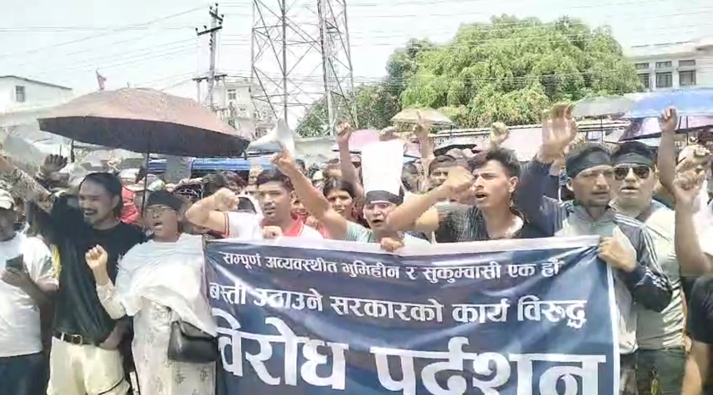 वनको सूचना विरुद्ध बर्दियामा सुकुम्बासीको सडक आन्दोलन