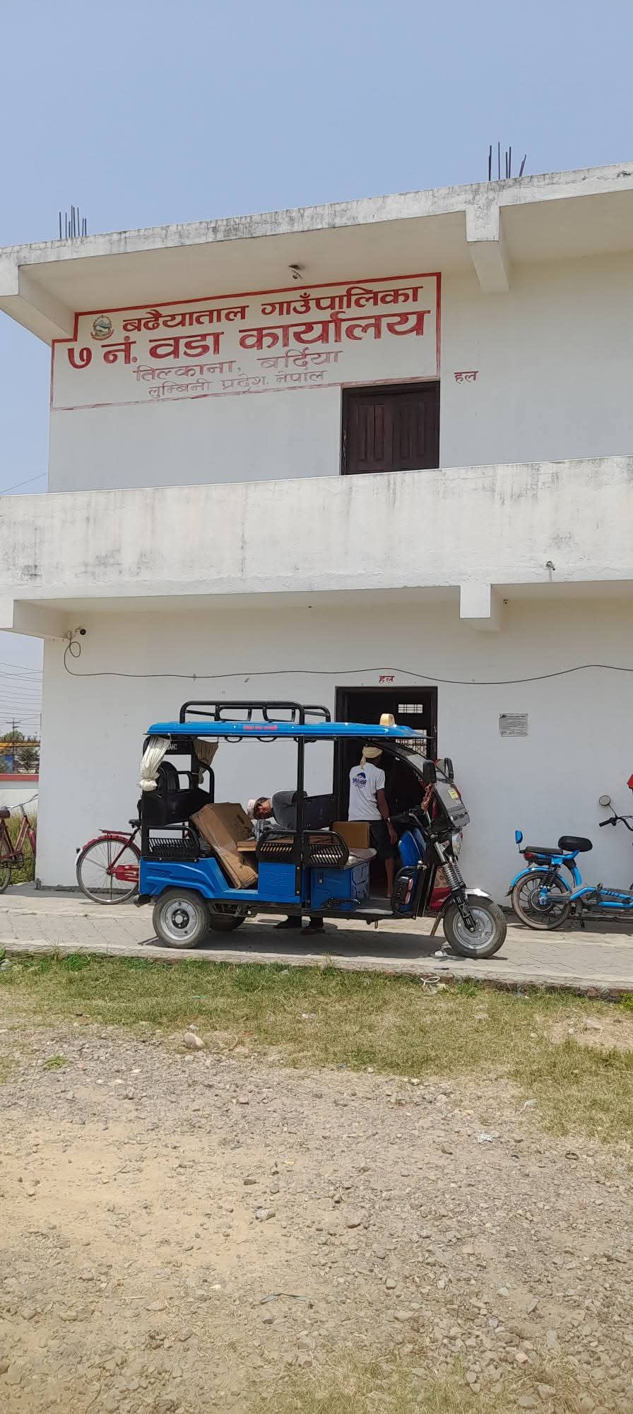 अति विपन्न परिवारलाई सोलर पावर वितरण गर्दै वडा कार्यालय