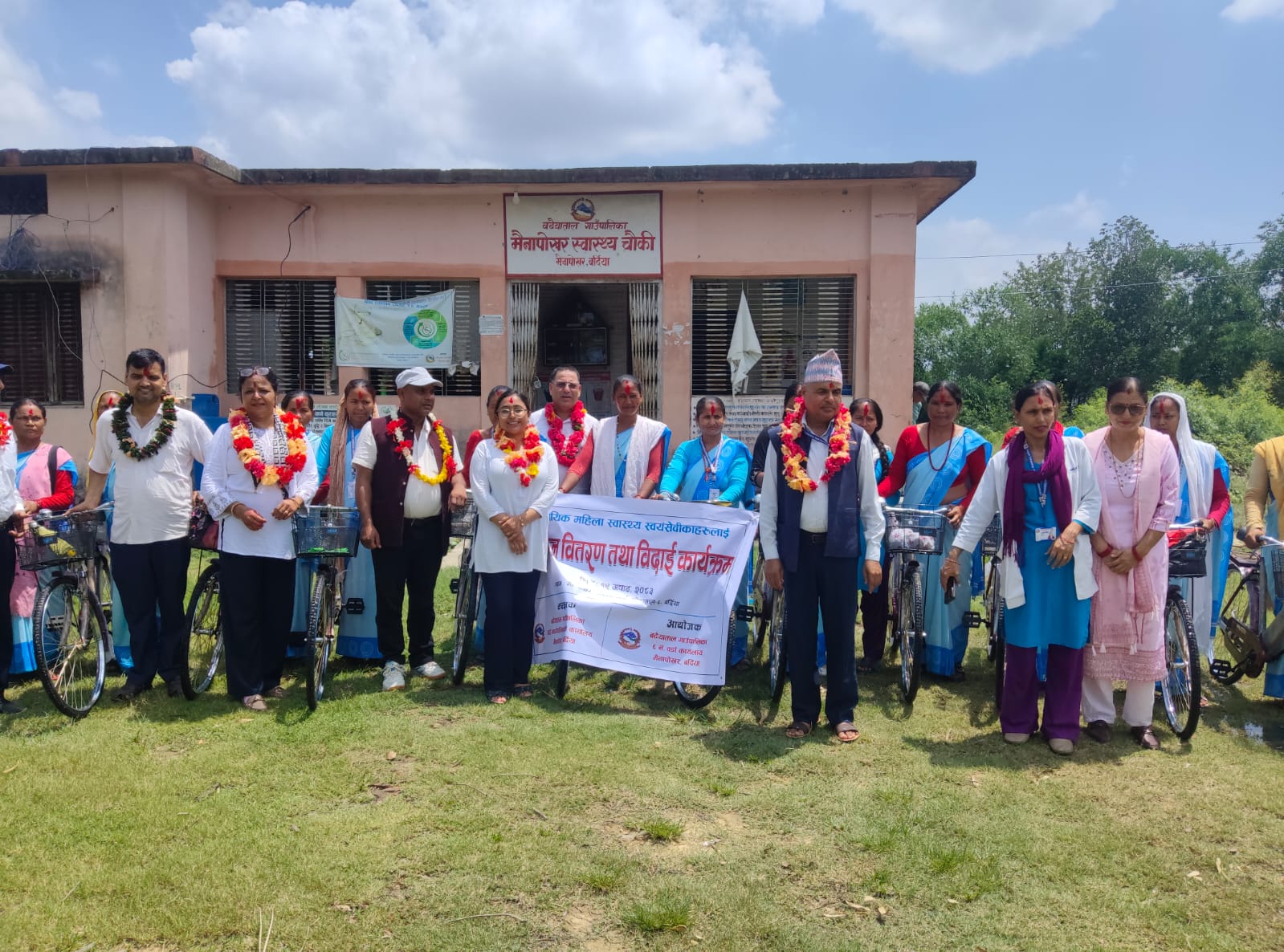 घरदैलो स्वास्थ्य सेवा सहज बनाउन स्वयंसेविकालाई साइकल