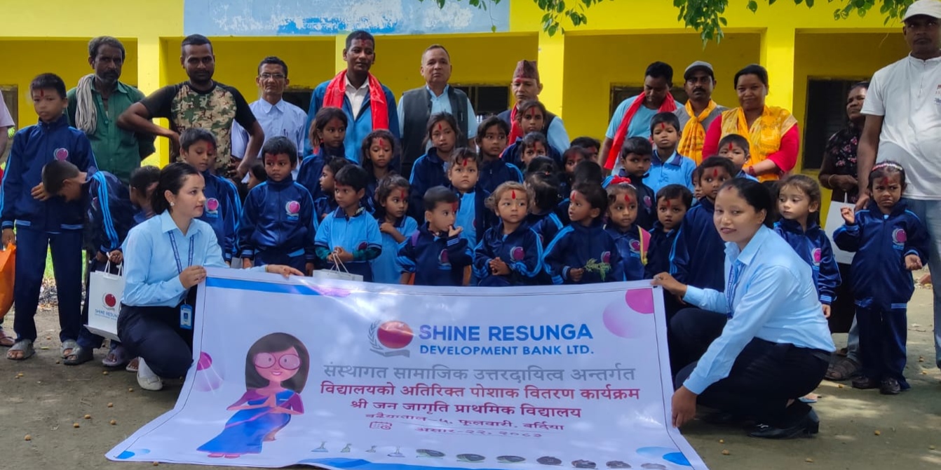 साईन रेसुङ्गा डेभलपमेन्ट बैंकद्वारा ५० जना विपन्न र जेहेन्दार विद्यार्थीलाई अतिरिक्त पोशाक वितरण