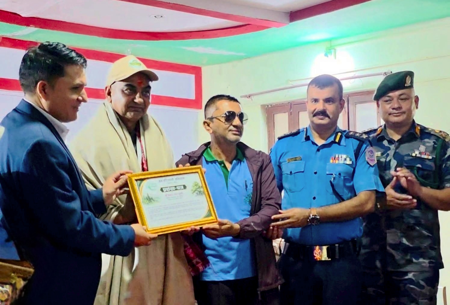वन संरक्षणमा उल्लेखनीय सफलता हासिल गरेका डिभिजन वन कार्यालय बर्दियाका प्रमुख सुवेदी सम्मानित